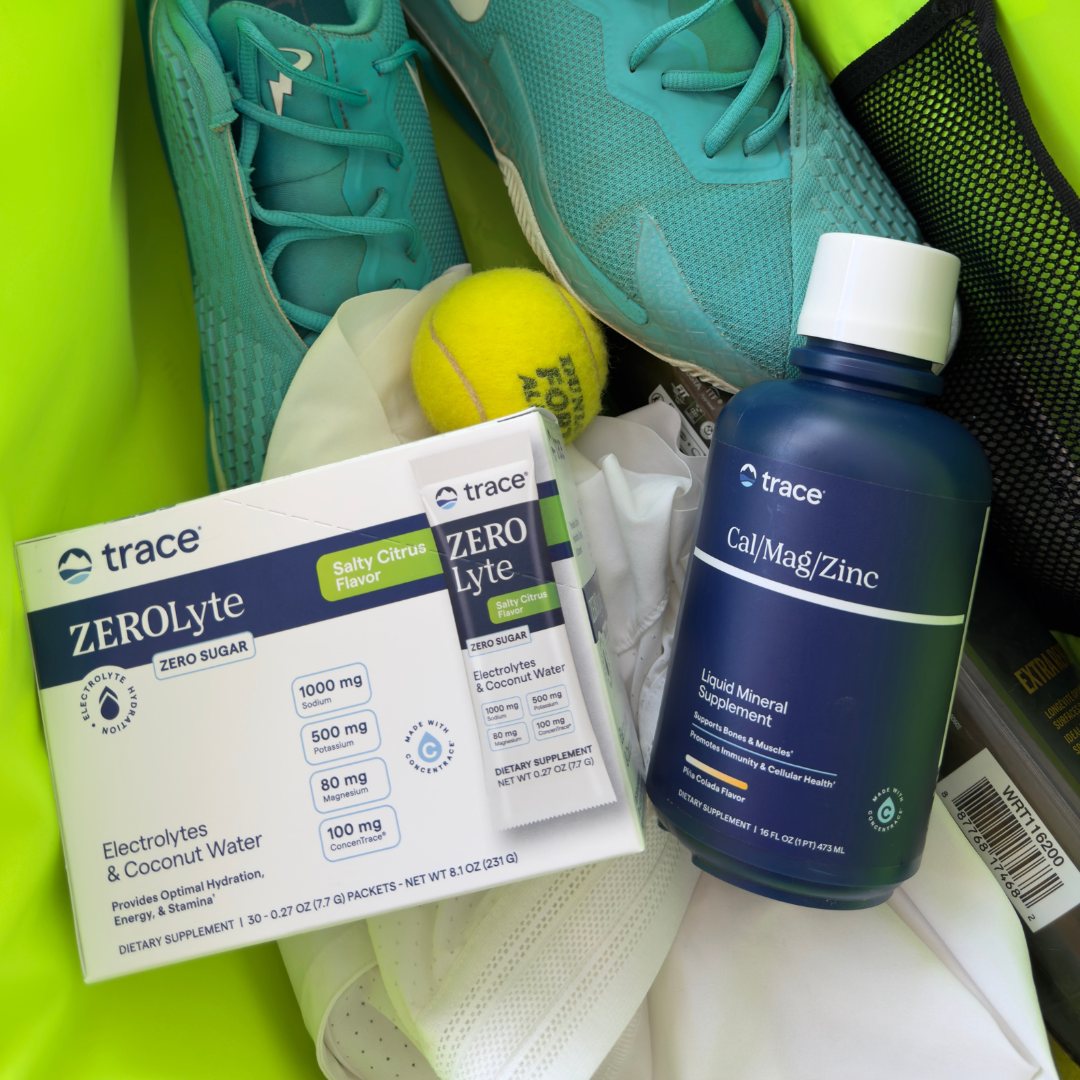 Sporto krepšyje guli teniso batai, kamuoliukas, Trace Minerals ZeroLyte elektrolitai, kalcis/magnis/cinkas ir vitaminas D
