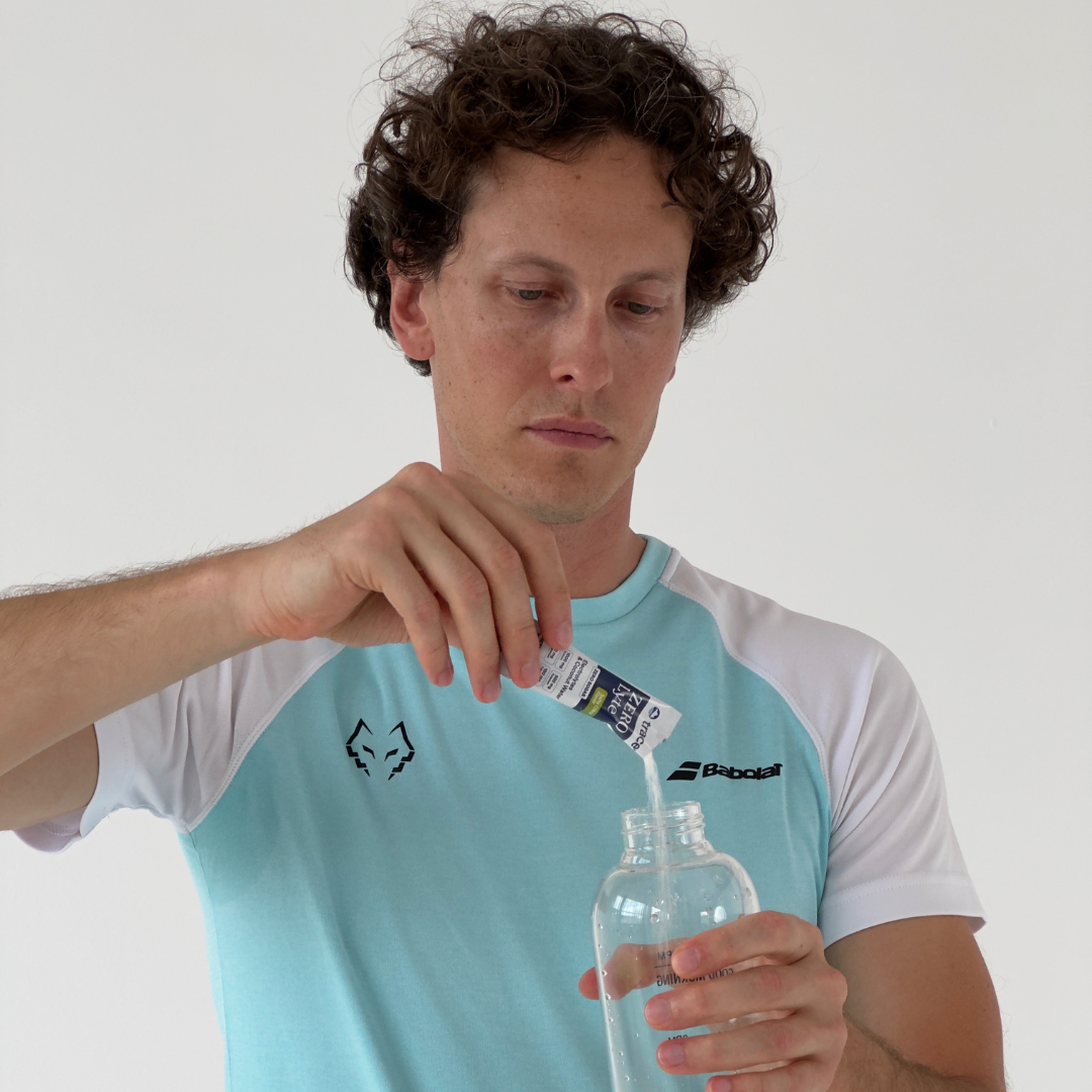 Vyras pila zeerolyte elektrolitus į stiklinę gertuvę